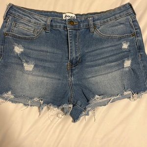 Distressed jeans shorts
